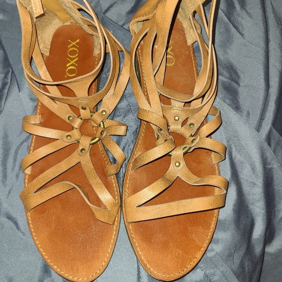 Back zip strappy flat sandel. - Picture 2 of 3